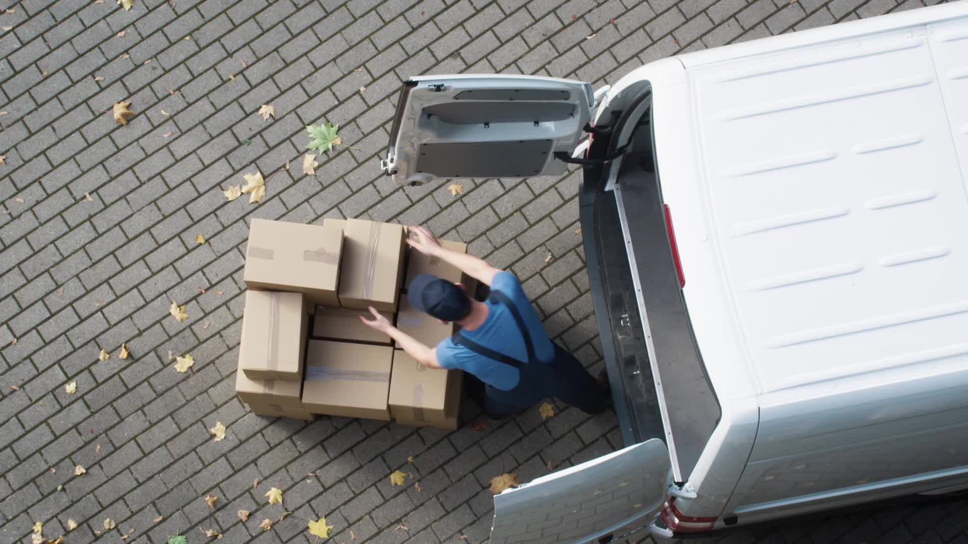 Carga de paquetes en una camioneta Alumoon